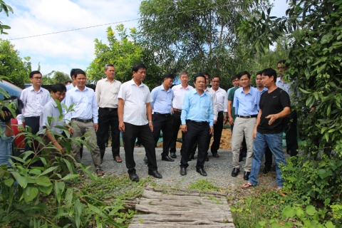 Huyện Tân Phước, tỉnh Tiền Giang trao đổi kinh nghiệm trục vớt lục bình tại xã Long Thạnh, huyện Thủ Thừa